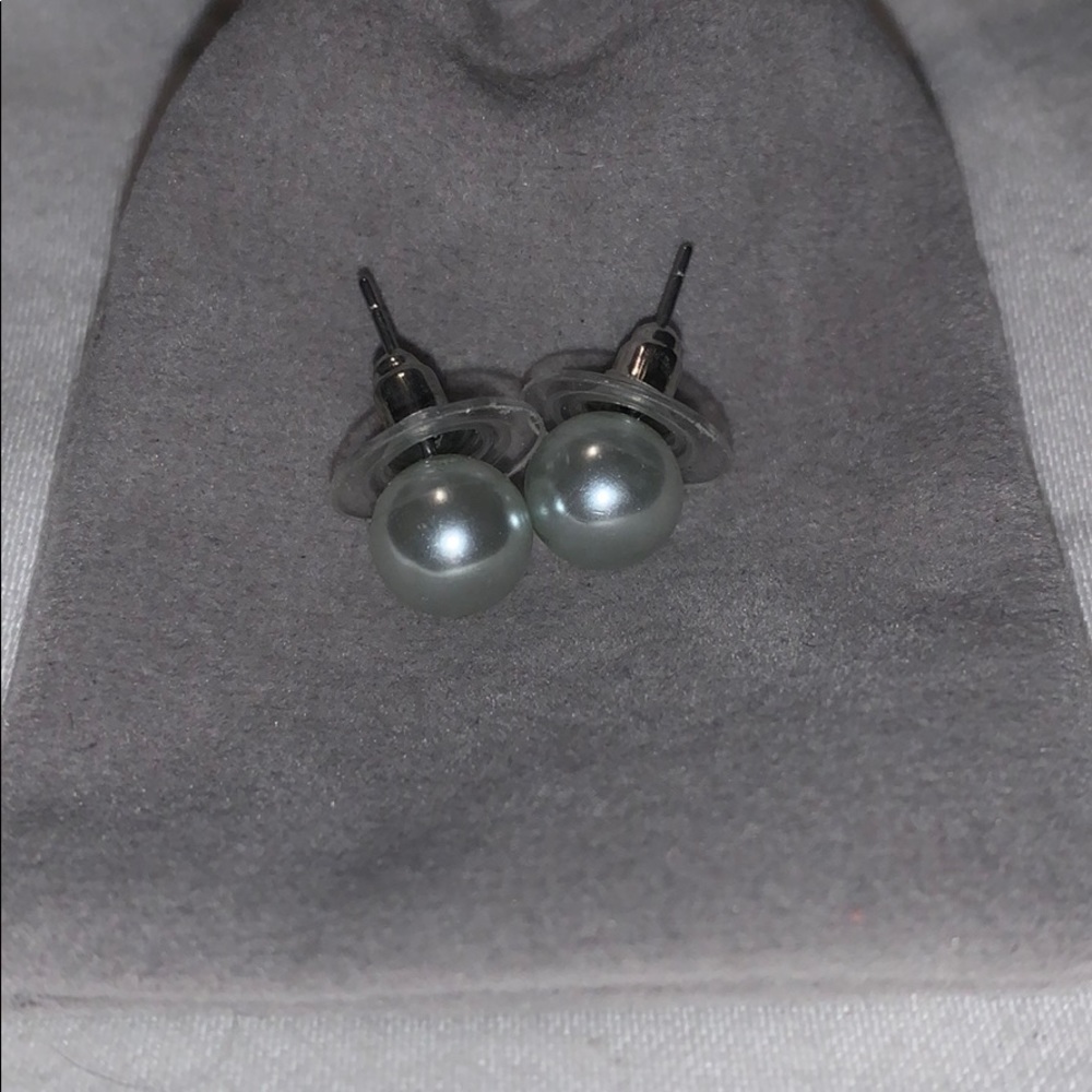 Pearl stud earrings !!